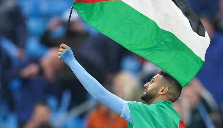 صور محرز يرفع علم فلسطين